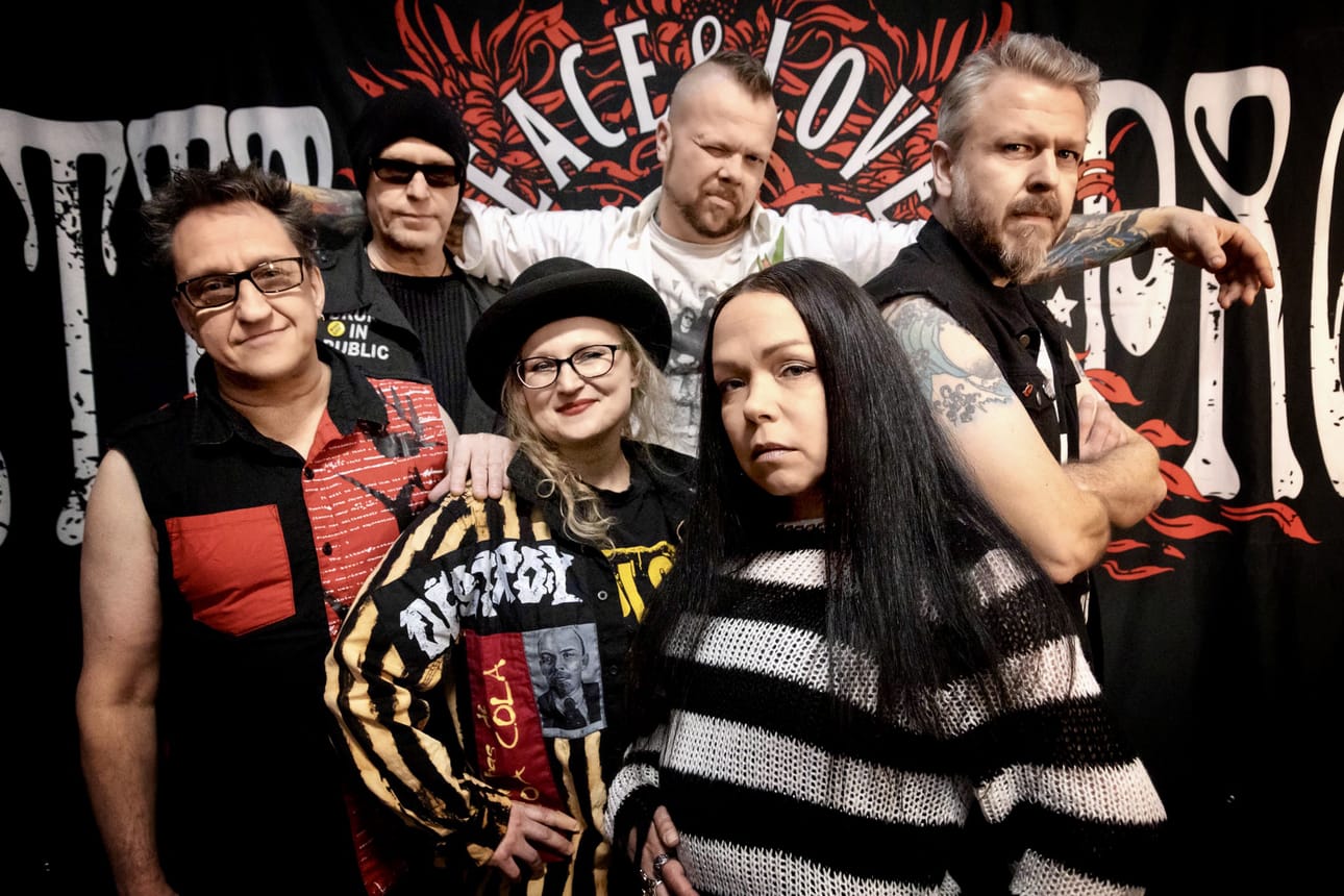Loretta Problemissa soittavat nykyään Hantta Viinamäki, kitarat, mandoliini, banjo, Ziggy Lehtinen, kitara, Johanna Schwela, viulu, Löysä Lehtonen, rummut,Maya Liittokivi, laulu, ja Jakke Aho, basso.