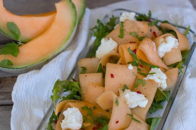 Cantaloupecarpaccio on kaunis vaikka alkuruokana; pehmeän kermainen ricotta ja chili komppaavat melonin mehukkuutta, lime ja sormisuola viimeistelevät annoksen.