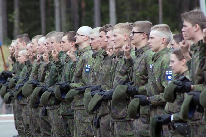 Varusmiehet vannoivat viime torstaina sotilasvalansa Isojoella. Pohjanmaalla varusmiespalveluksesta vapautettujen määrä on maan toiseksi vähäisin. ARKISTOKUVA: JORMA HAVULA