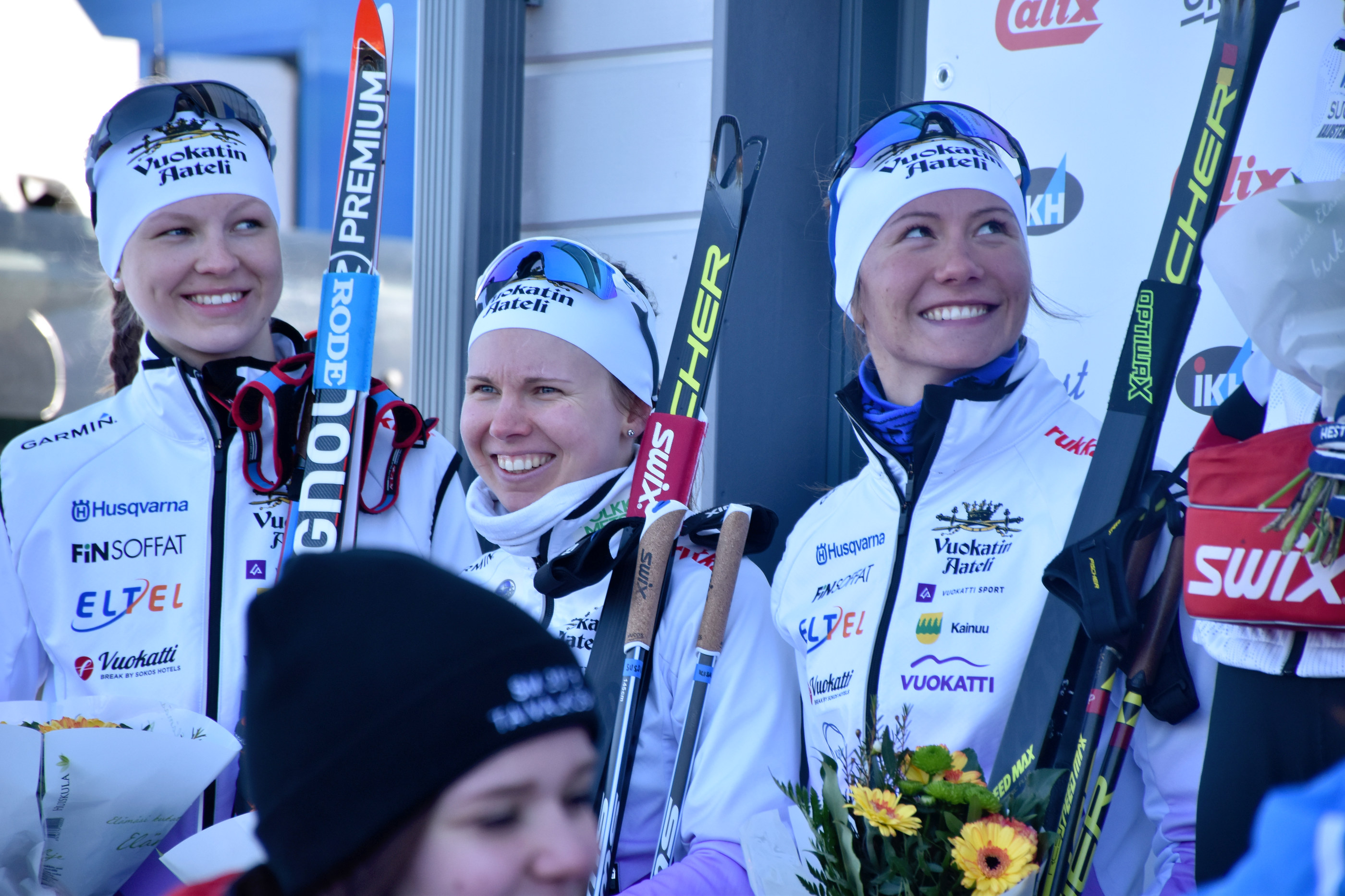 Eveliina Piippo (vas.), Susanna Saapunki ja Katri Lylynperä iloitsivat Vuokatti Ski Team Kainuun SM-hopeasta.