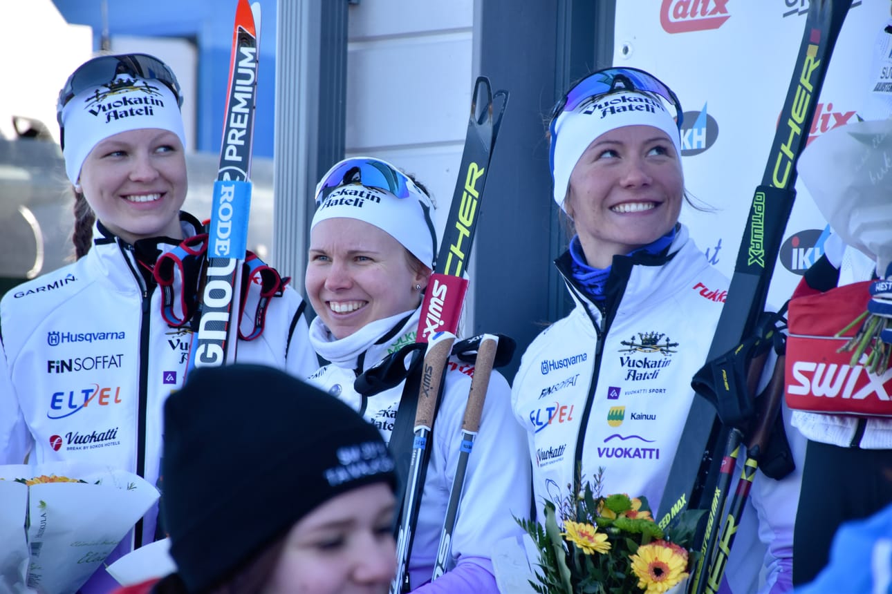 Eveliina Piippo (vas.), Susanna Saapunki ja Katri Lylynperä iloitsivat Vuokatti Ski Team Kainuun SM-hopeasta.