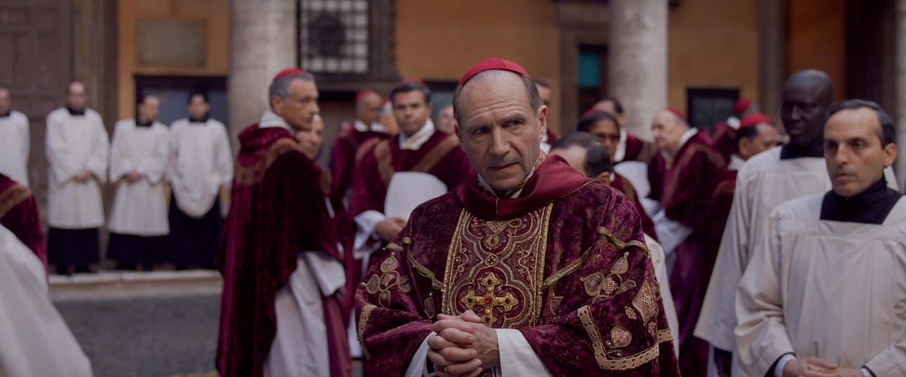 Kardinaali Lawrencella (Ralph Fiennes) on kova urakka pitää kaikki langat käsissään.