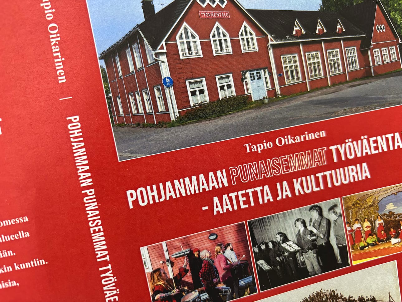 Kauhavan työväentalo komeilee teoksen kannen suurimmassa kuvassa. –Rakennus on komea ja sen historia mahtava. Siellä oli muun muassa piiritoimisto 1920-luvulla, Tapio Oikarinen perustelee.