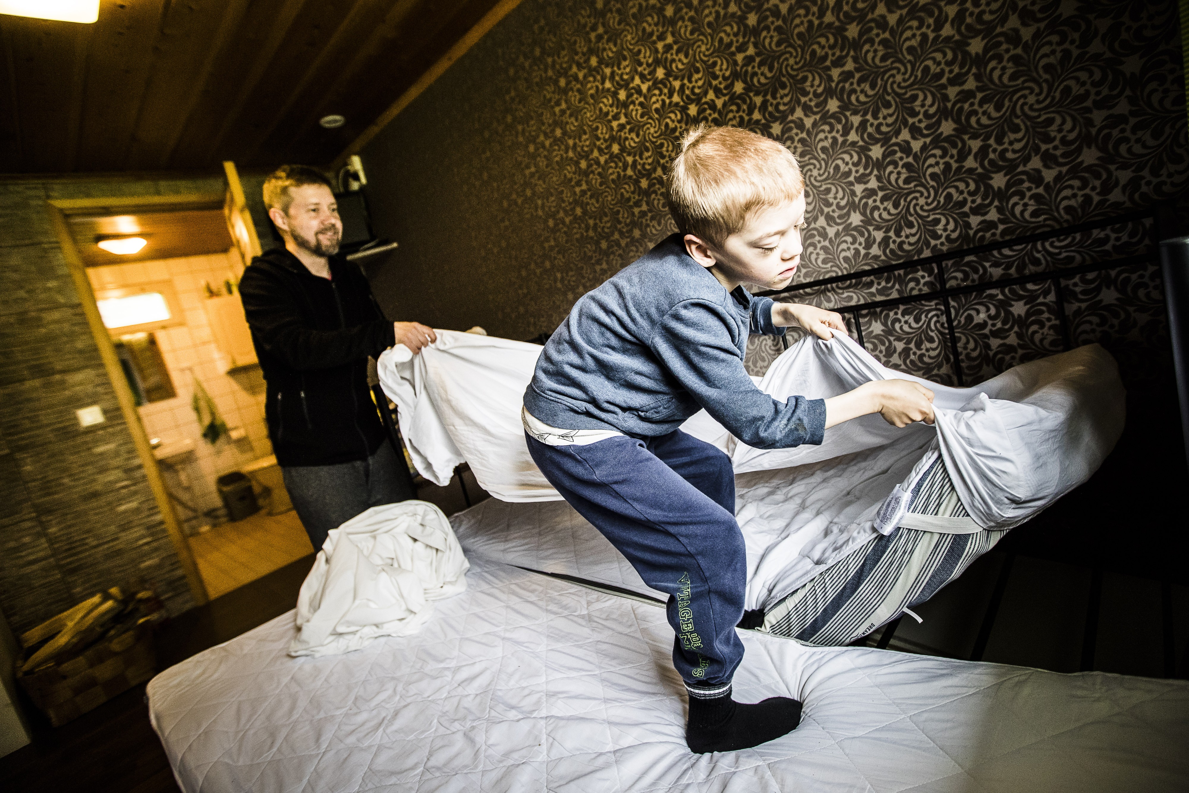 Petteri ja Sisu Putkinen vaihtavat lakanoita Putkisen perheen piharakennuksessa sijaitsevassa Airbnb-huoneistossa Rovaniemellä. 