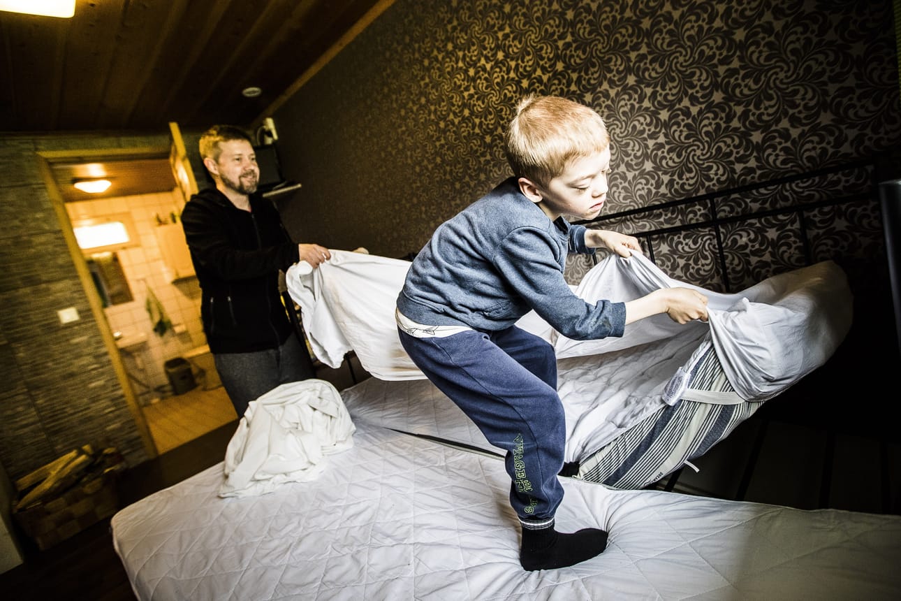 Petteri ja Sisu Putkinen vaihtavat lakanoita Putkisen perheen piharakennuksessa sijaitsevassa Airbnb-huoneistossa Rovaniemellä.