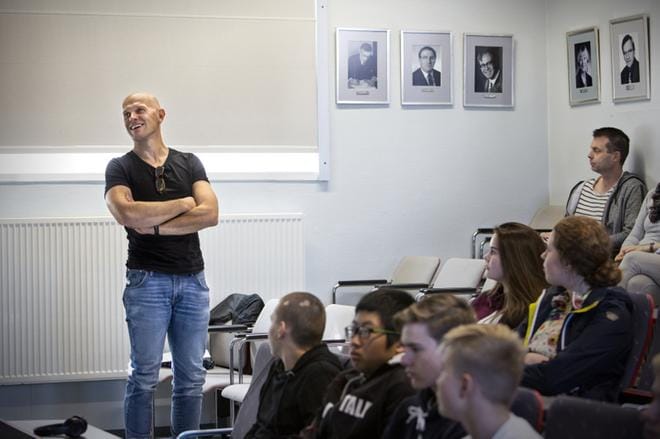 Kokkolan ilmailukerhon Ari-Jukka Luomaranta innostaa auditorioon kerääntyneitä lukion ekaluokkalaisia ilmailuopintojen pariin. KUVA: Ulla Nikula