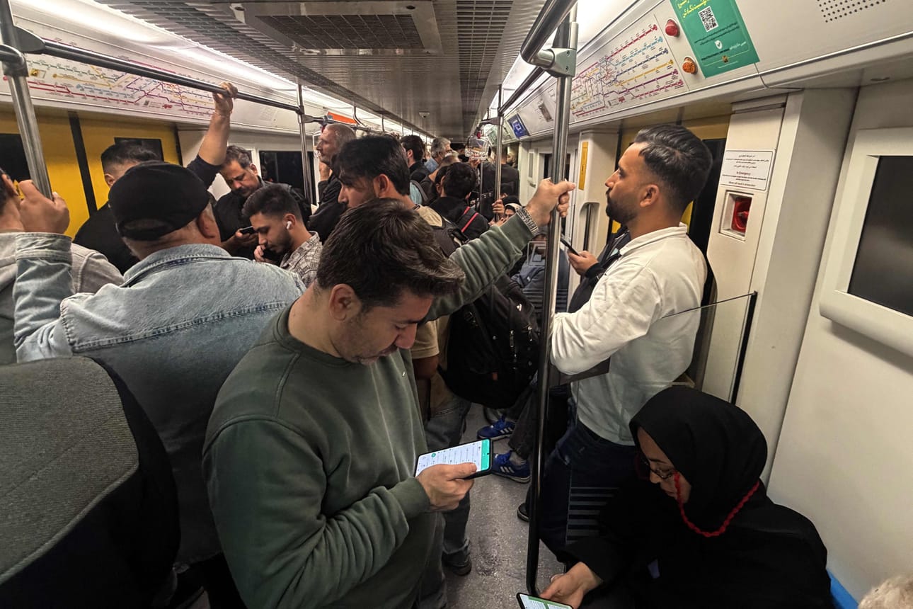 Matkustajat katselivat kännyköitään Teheranin metrossa maanantaina. Monet iranilaiset kieltäytyvät käyttämästä kotimaisia viestipalveluita niiden luotettavuuteen ja yksityisyyteen liittyvien huolien vuoksi.