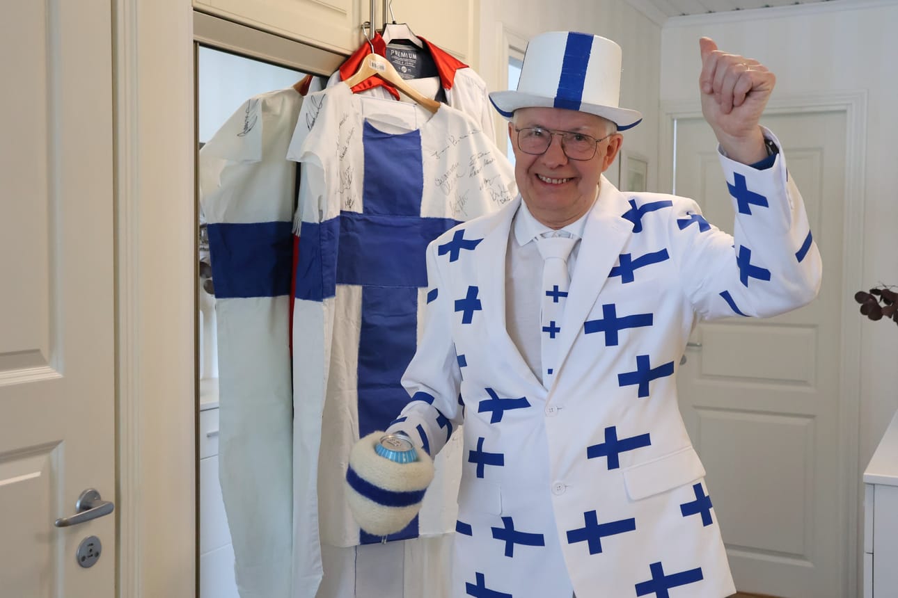 Sinivalkoisella vaatetuksella on Mikael Nelson kannustanut monta suomalaista urheilijaa.