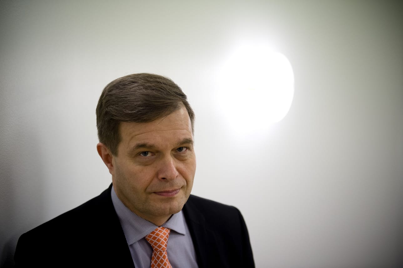 Asianomistajan tapauksessa ollut Kari Tolvanen (kok.) on kolmannen kauden kansanedustaja. Hän toimi aiemmin Helsingin poliisin väkivaltarikosyksikön johtajana.
