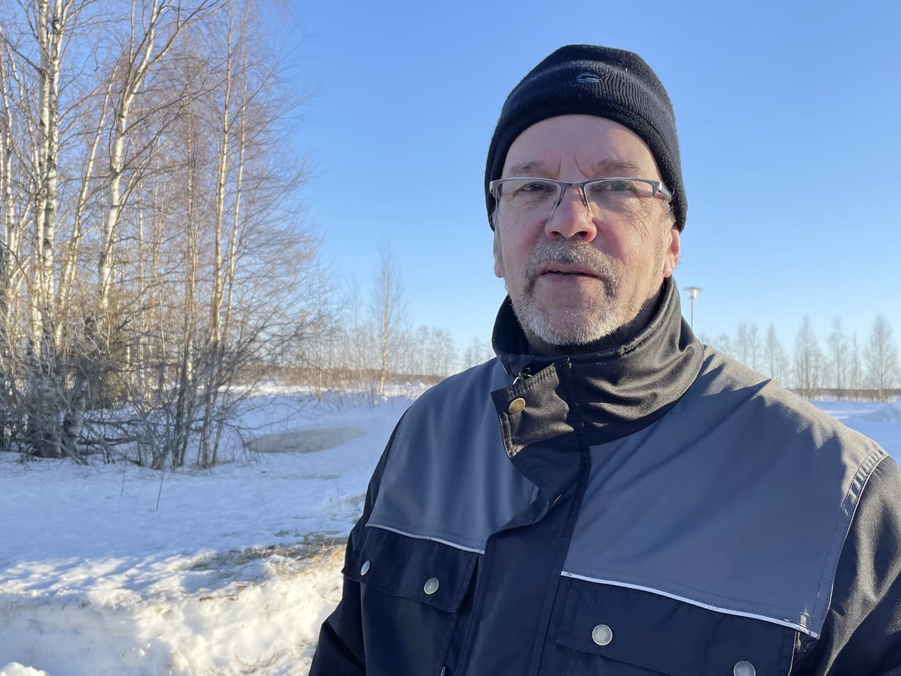 Hannu Portti tietää, että Piipsjärvestä pulpahteleva kaasu on metaania.