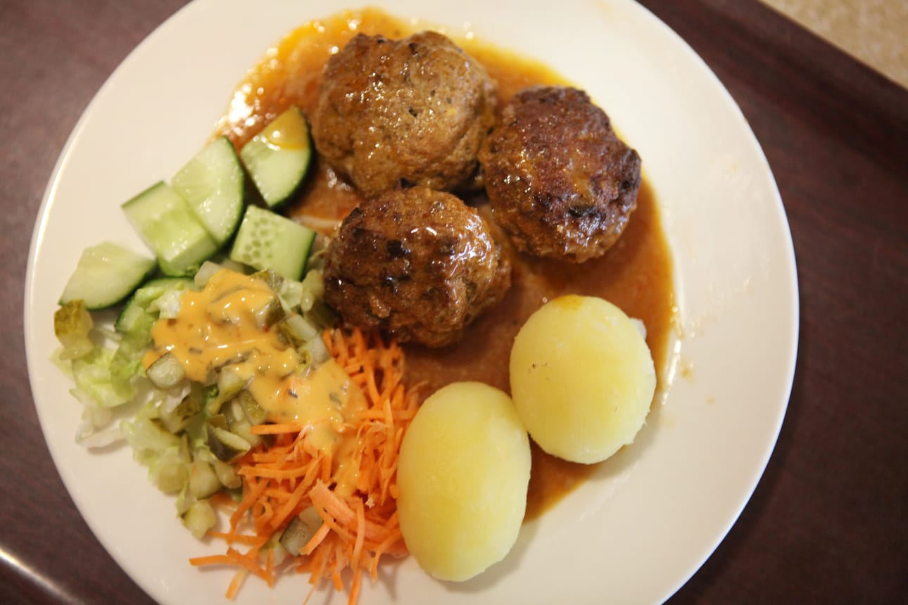 Kolme jättilihapullaa riitti aivan hyvin Wanhan Tavernan lounaspöydästä.
