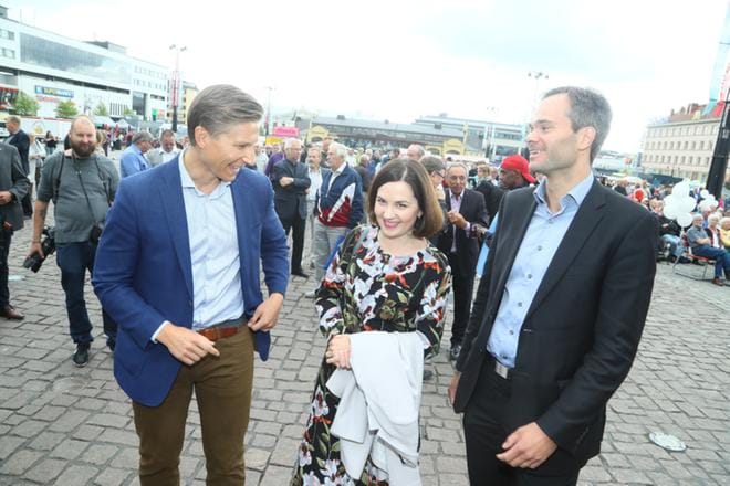 Kuopion torilla puhuneet oikeusministeri Antti Häkkänen (kok.), opetusministeri Sanni Grahn-Laasonen (kok.) ja sisäministeri Kai Mykkänen (kok.) asettavat asiantuntijaryhmän, joka etsii keinoja torjua vihapuheita. KUVA: