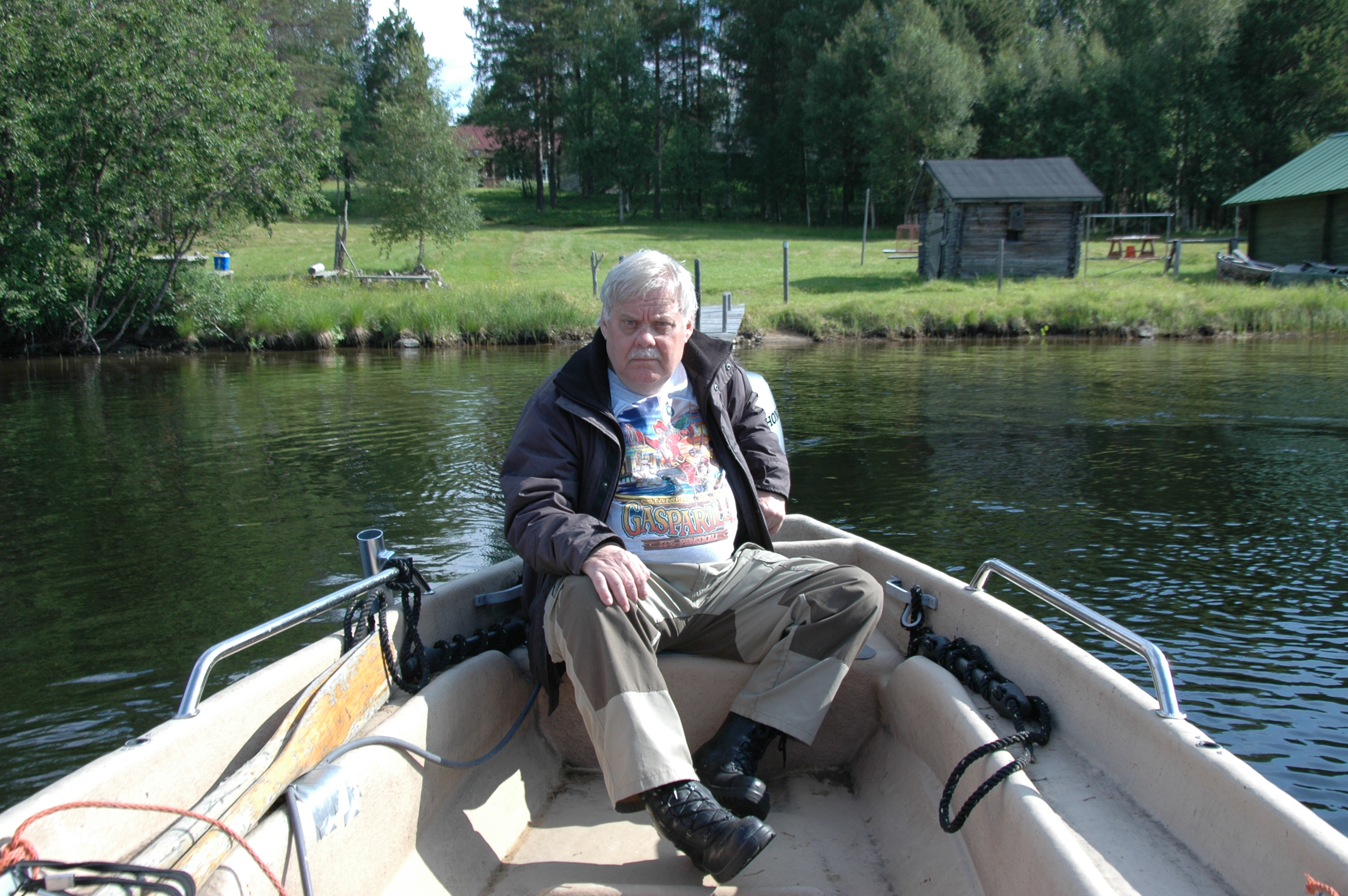 Tänään 70 vuotta täyttävä Wesa Rinne virkistäytyy ja kalastaa kesäisin isänsä Reino Rinteen syntymäpaikassa Suonnansaaressa.