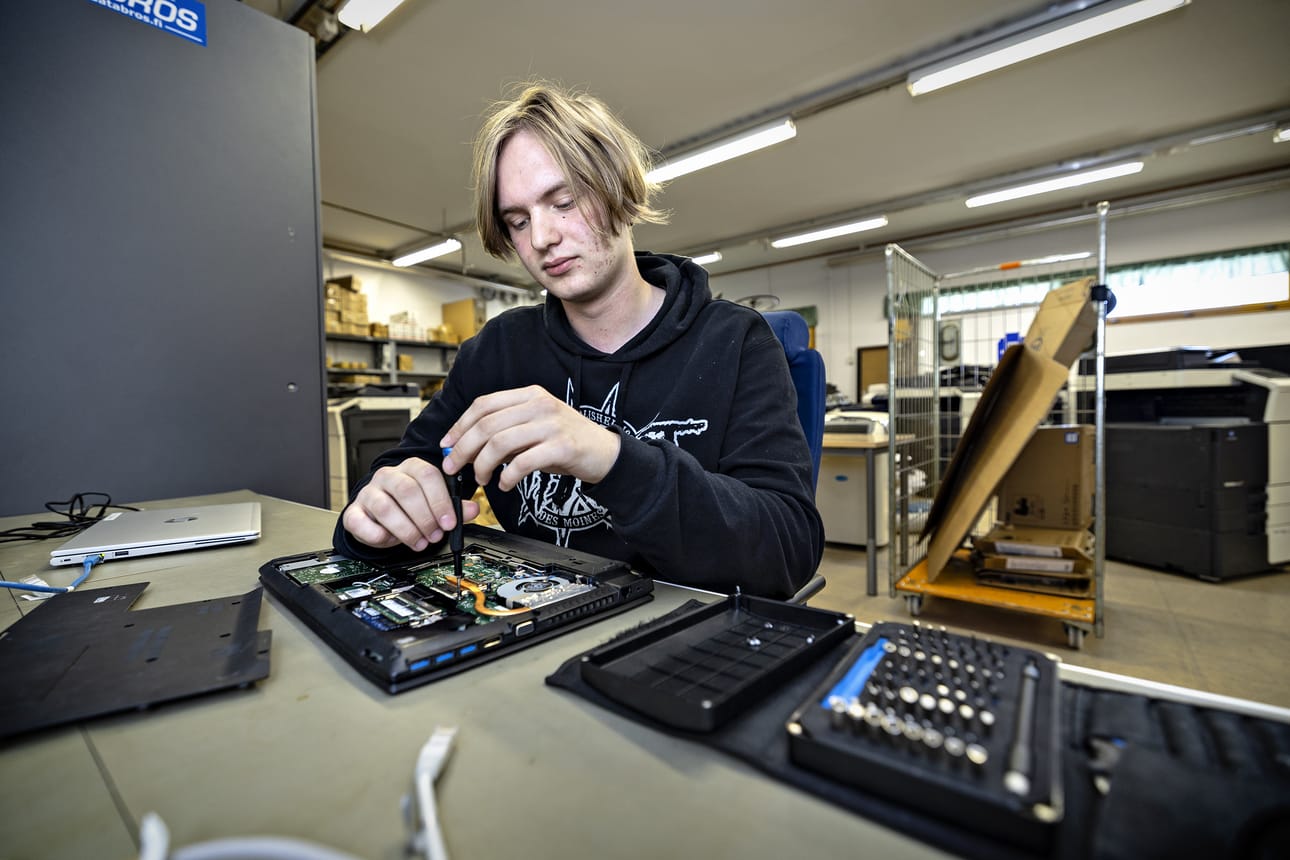 Atte Mikkilä,17, valmistuu tietoverkkoasentajaksi perjantaina. Hän on ehtinyt jo napata ensimmäisen oman työpaikkansa.