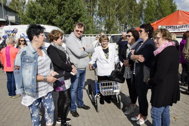 Viitalan suvulla oli vahva edustus Finsumäen markkinoilla. FB-ryhmän ”Entiset ja nykyiset kortesjärveläiset” perustanut Karita Alanko (vas.) tapasi sisariaan, serkkujaan ja äitinsä. Alangon vierellä Seija Viitala, Jari Viitala, Leila Viitala, Tarja Inki, Annikka Viitala ja Hillevi Ylesmäki. KUVA: JUHA AHO-PYNTTÄRI