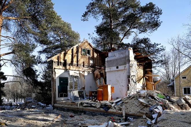 Klumppumäellä hieman piilossa seisseet vanhat talot ovat pian muisto vain. Kuva: Jouko Hänninen