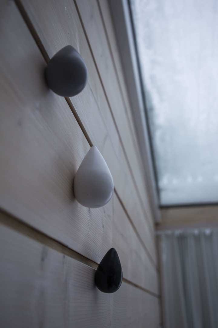 Lasimökkien seinät ovat hirttä.