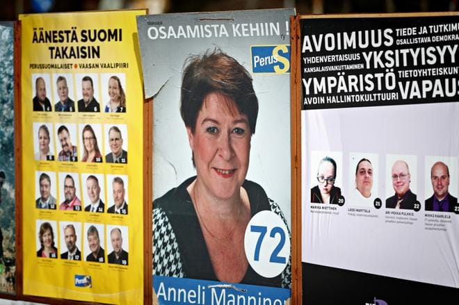 Anneli Mannisen neljän vuoden takainen vaalimainos putkahti esiin, kun joku teki ilkivaltaa ja repi tuoreen päältä pois. KUVA: KARI LÖFHJELM