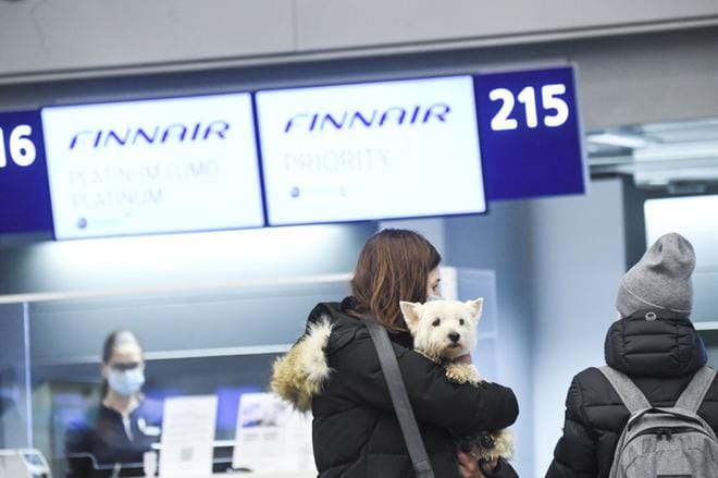 Finnair jatkaa lentoja viidelle maakuntakentälle vielä huhtikuun alkupuolen. Koko ala on ollut alamaissa koronaviruksen seurausten vuoksi. KUVA: Kimmo Brandt / Epa