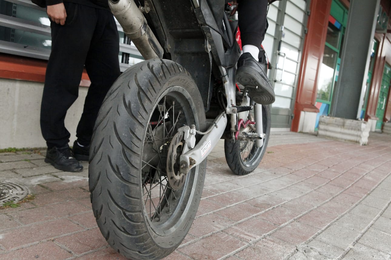 Poliisi muistuttaa, että ilmoittamattomat ja liikennettä vaarantavat mopomiitit ovat lainvastaisia. Tämä arkistokuvan mopo ei liity Seinäjoen tapaukseen.