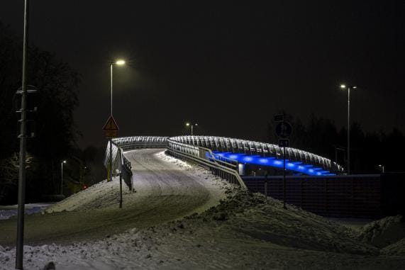 Onkilahden kevyen liikenteen silta on valaistu näyttävästi. KUVA: PAULA KASKIMAA