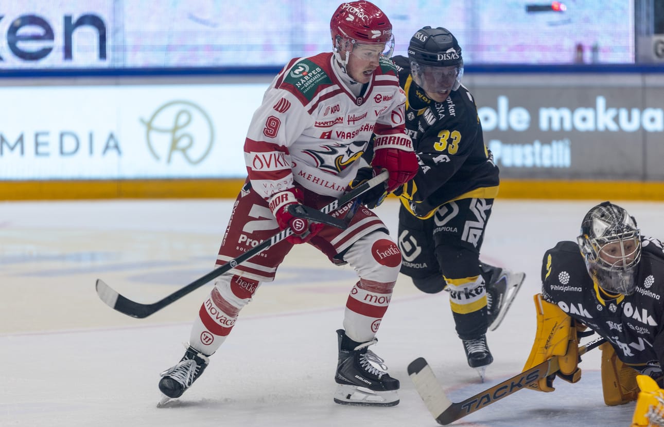 Sportin Luke Grainger (vas.) ja Kärppien Roni Hirvonen väänsivät Niklas Rubinin vartioiman maalin tuntumassa.