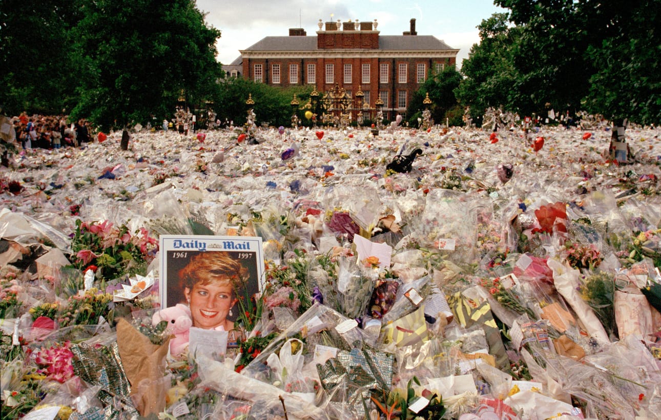 Kukkia ja suruviestejä Kensingtonin palatsin edustalla prinsessa Dianan hautajaispäivänä vuonna 1997.