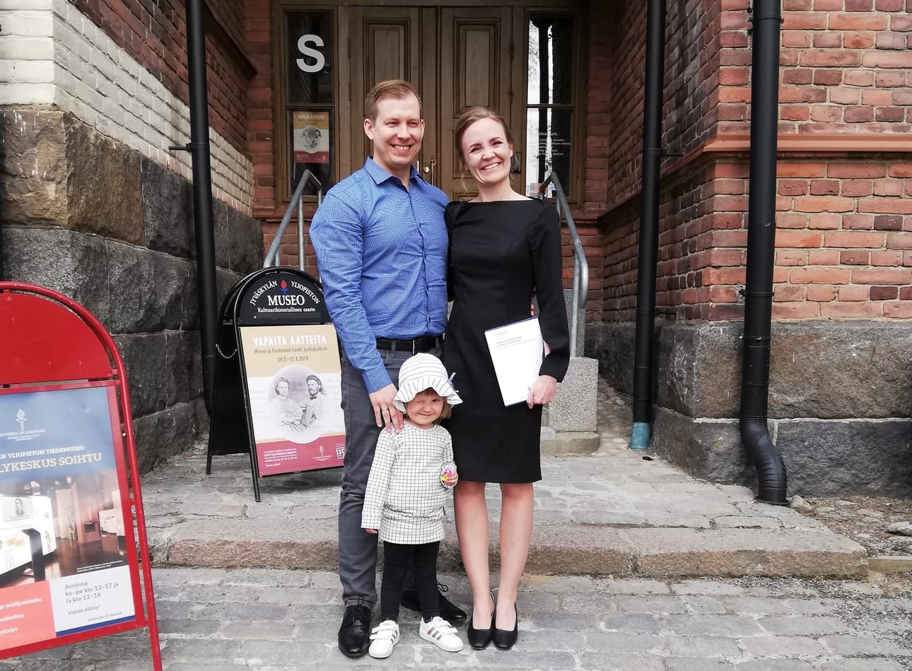 Liisa Laineen taloustieteen väitöskirjan tarkastustilaisuus oli huhtikuun lopussa Jyväskylän yliopistossa. Mukana oli myös aviomies Miika Rokkanen ja tytär Elma.