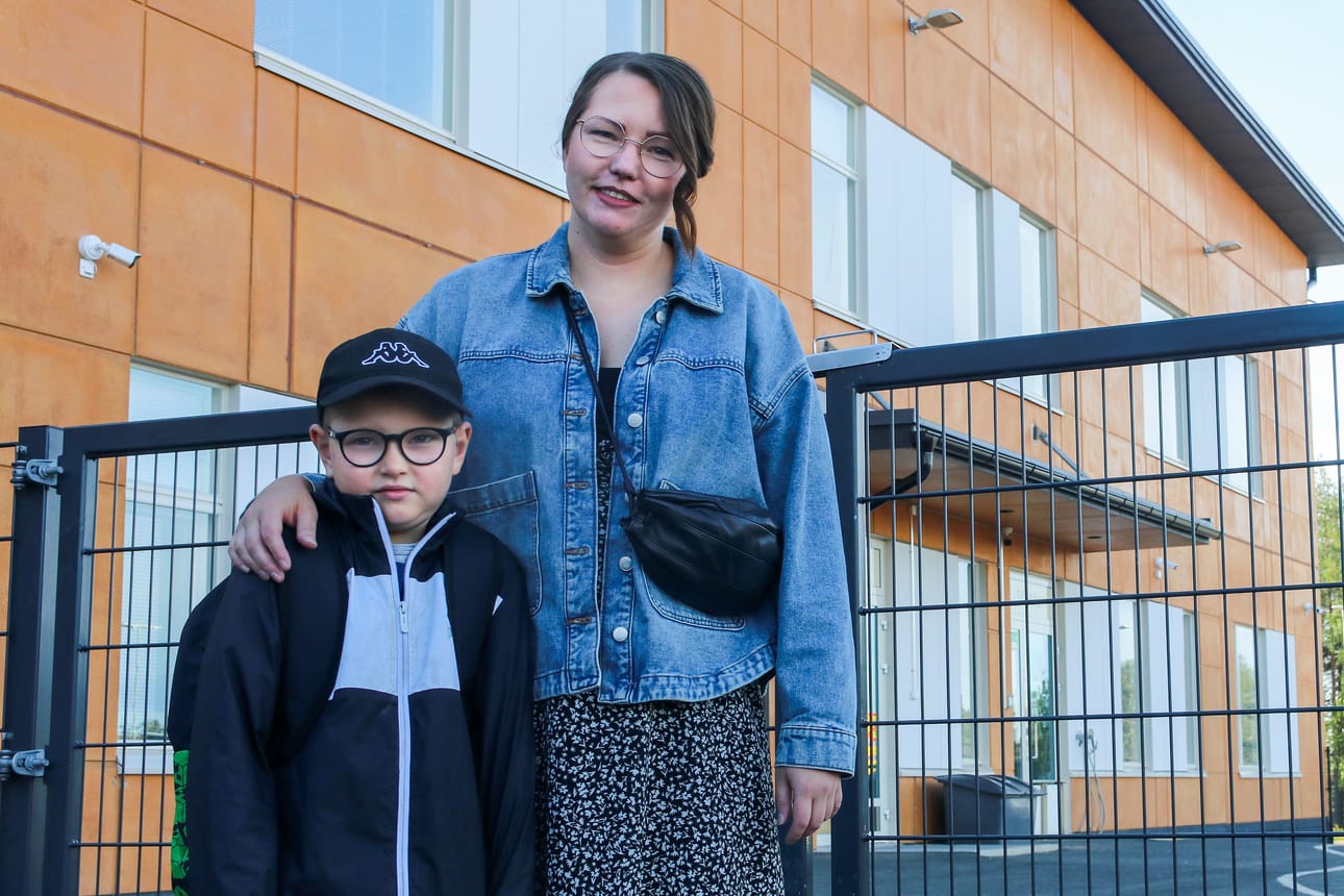 Koulun aloittavan Lauri Pyhäjärven saattoi koululle äiti Tiina-Riikka Portimo.