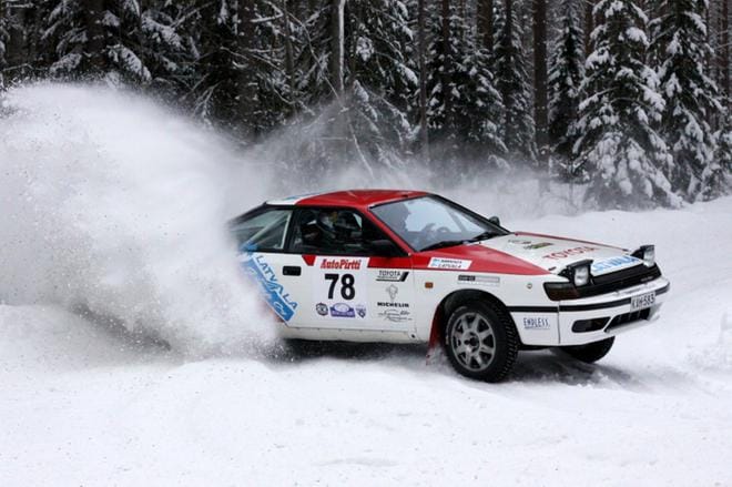 Jari-Matti Latvala pöllytti lunta Ähtärin maastossa aikansa, kunnes keskeytti teknisen vian vuoksi. KUVA: VESA RAUHALA