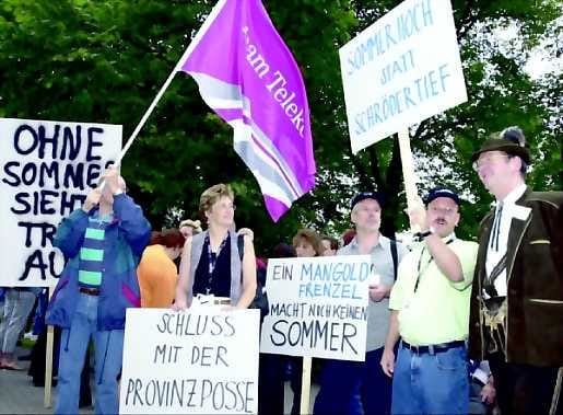 Hätätila. Sijoittajat ovat vaatineet pääjohtaja Ron Sommerin eroa jo yli vuoden. Silti hänen tilalleen löytyi vain väliaikaisjohtaja. Deutsche Telekomin työntekijät osoittivat alkuviikosta vielä mieltä taistelijana tunnetun johtajansa puolesta.