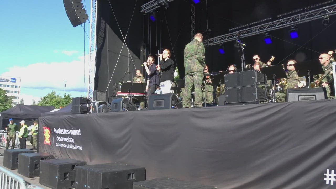 Puolustusvoimien kesäkiertue Oulun torilla