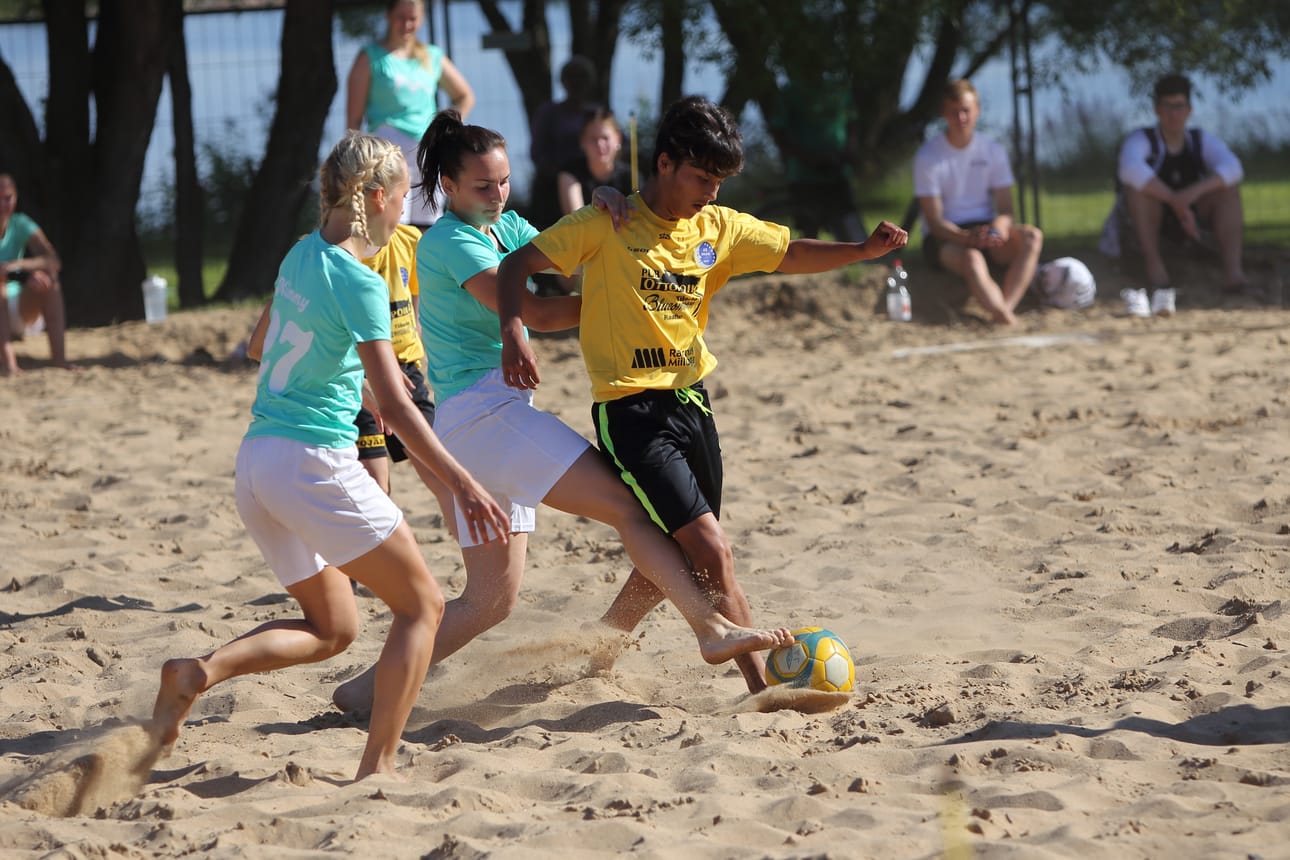 Beach futiksen tulevaisuuskin näyttäisi olevan turvattu, kun mukana oli muun muassa pari juniorijoukkuetta. Naisten joukkueita turnauksessa mukana oli kaksi.