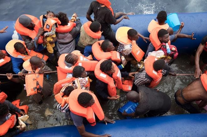 Erityisesti Afrikasta yritetään Eurooppaan, koska ihmiset lähtevät pakoon esimerkiksi väkivaltaisuuksia tai ruokapulaa. KUVA: Albert Masias/MSF