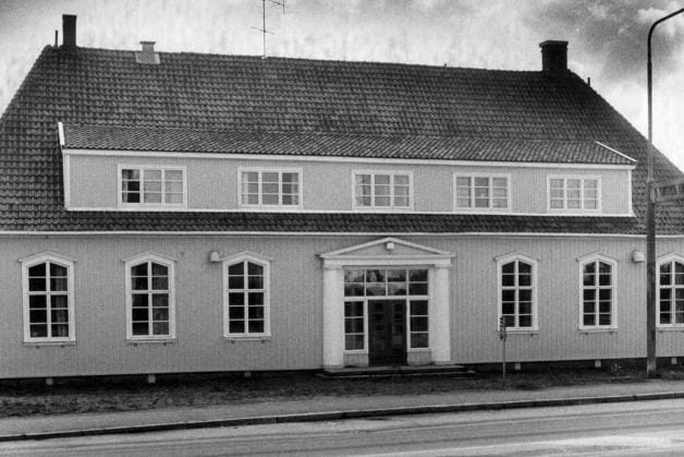Seinäjoen vanha kauppalantalo seisoi Itikan risteyksessä vielä kolmekymmentä vuotta sitten. Kuva: Arkisto