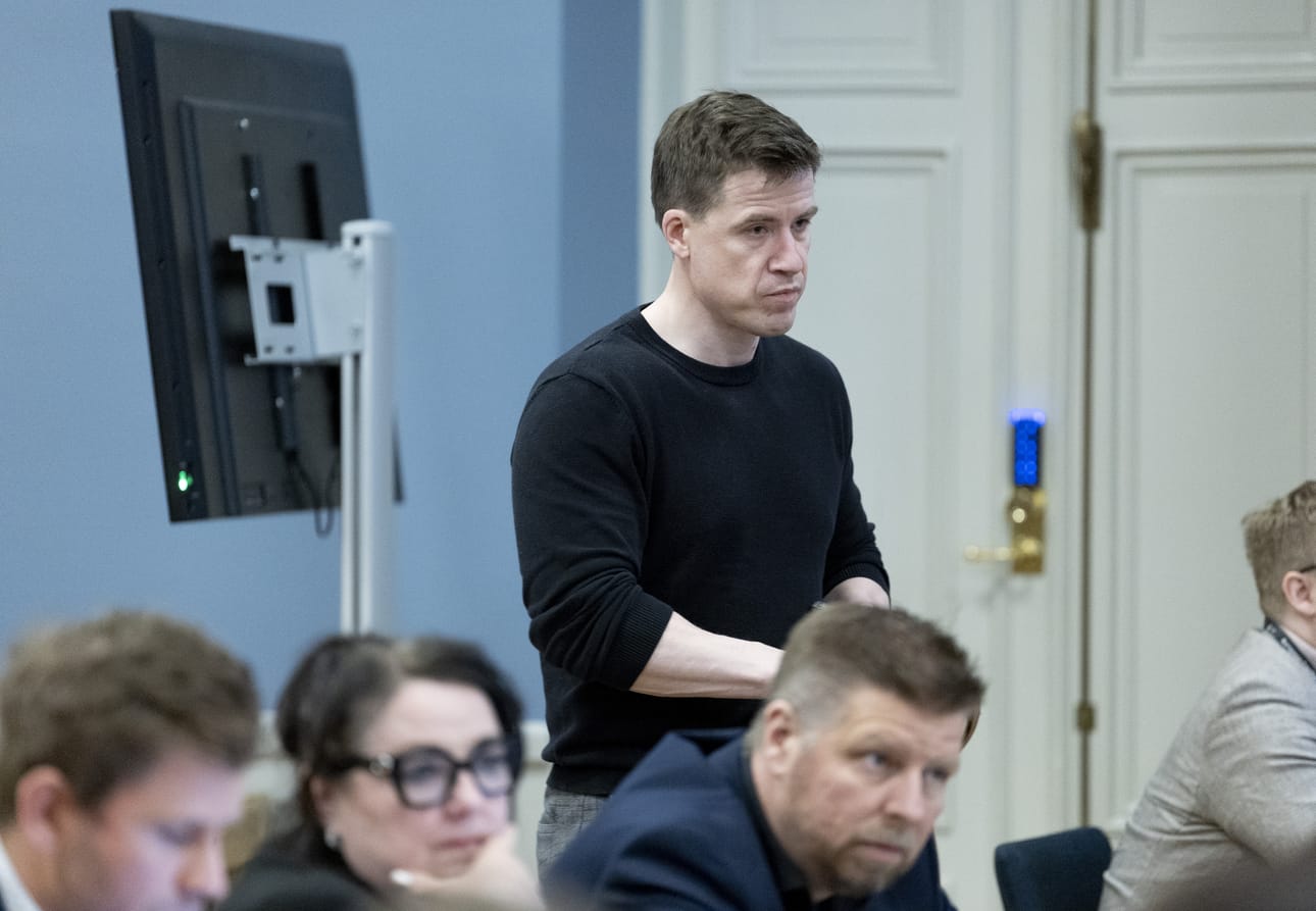 Oululaisen kansanedustajan Pekka Aittakummun toiminnasta on tehty kantelu Oulun hiippakunnan tuomiokapitulille. Arkistokuvassa Aittakumpu Oulun kaupunginvaltuuston kokouksessa viime toukokuussa.
