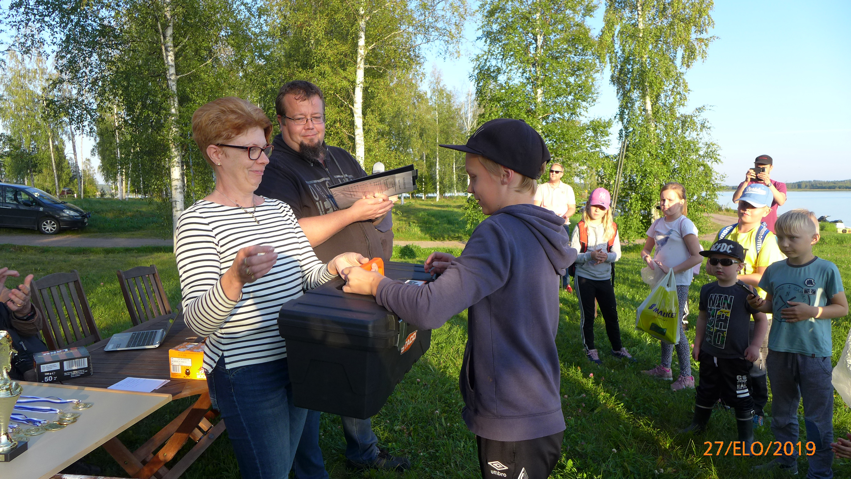 Suurimman kalan sai Topias Autiola, joka voitti myös vanhimpien sarjan. Palkintoa luovuttamassa Seija Mäkinen.