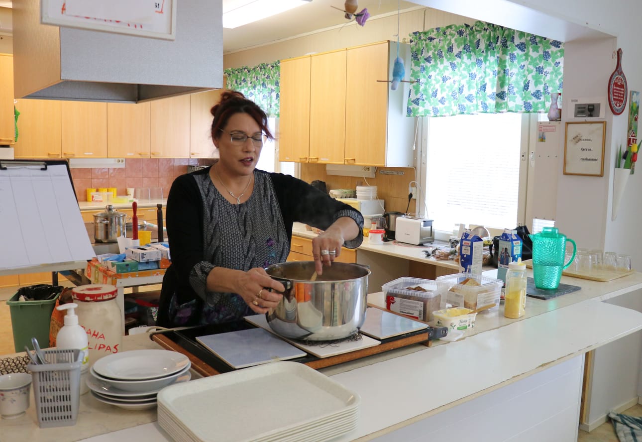 – Kaikki saavat täällä syödäkseen, kertoo keittolounasta Roihan Majakalla maanantaina tarjoillut Anja Lilja.