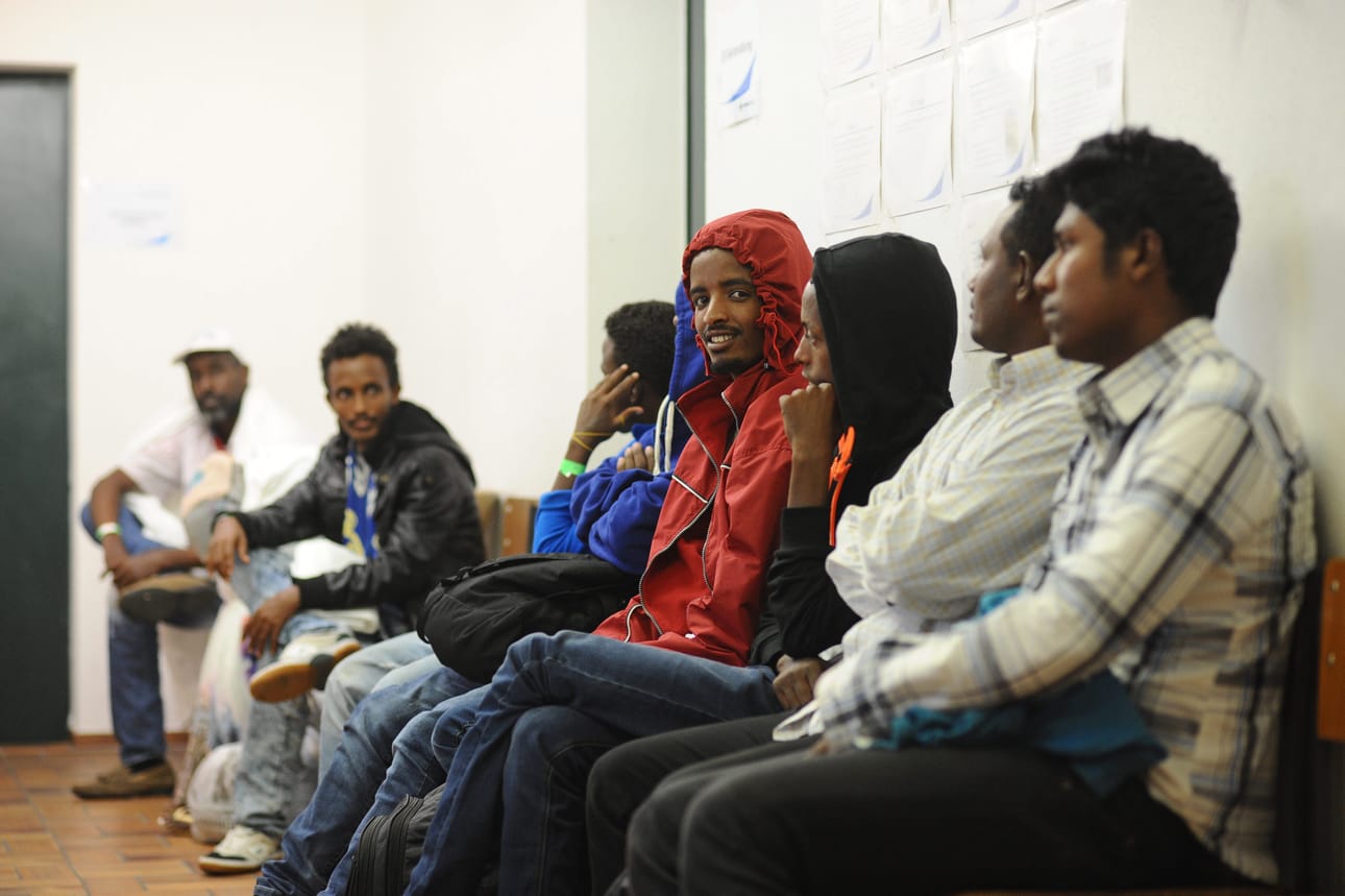 Suomeen siirrettävät turvapaikanhakijat ovat pääosin syyrialaisia, eritrealaisia ja irakilaisia. Kuvassa eritrealaisia pakolaisia odottamassa rekisteröintiä Rosenheimissa Saksassa.