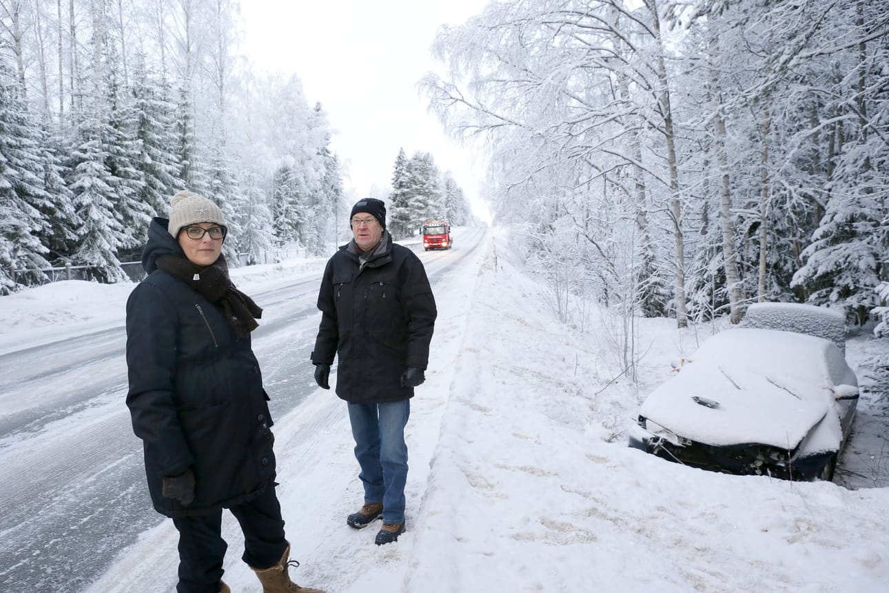 Johanna Lantto ja Jorma Vahtiala ihmettelevät onnettomuussumaa. Kolaripaikka sijaitsee Vaalantien varrella Oulujokivarressa Pikkaralan lossin risteyksen vieressä.