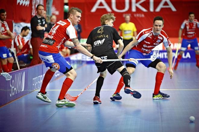 SPV:n Tuukka Kiviranta ja Teppo Mäkelä pitivät Kooveen Roni Tuomelaa aisoissa. Kuva: Tomi Kosonen