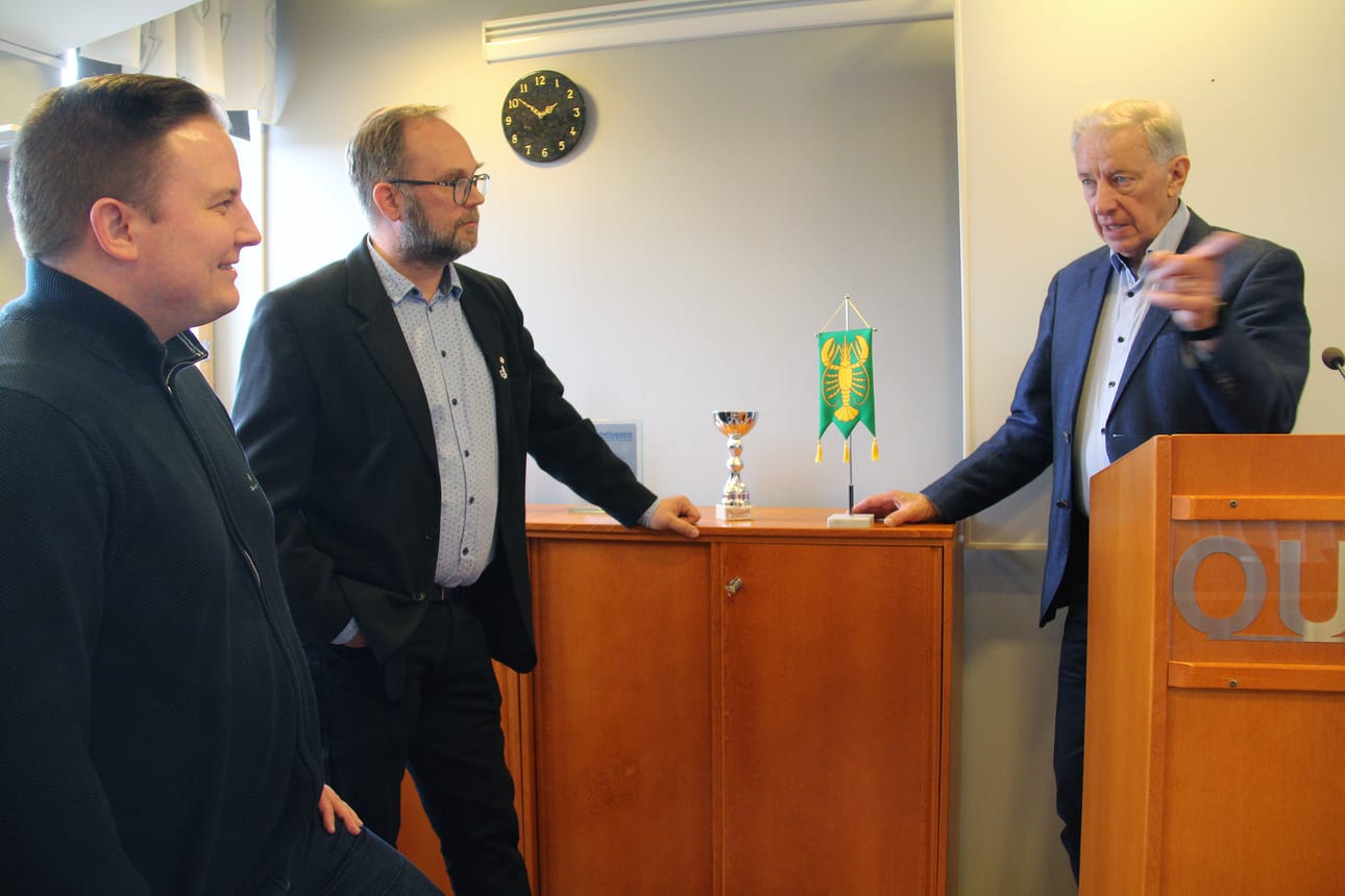 Kokoomuksen valtuutettu Tommi Oja (keskellä) ynnäsi kaupungin ottamia lainamääriä. Saman puolueen edustaja Pekka Rahkola (oikealla) mietti ääneen, mitä Oulaisissa on tarjolla enemmän kuin naapurikunnissa, kun tuloveroprosentti on tasan 10, kärkiluokkaa valtakunnallisestikin. (Arkistokuva vuodelta 2022.)