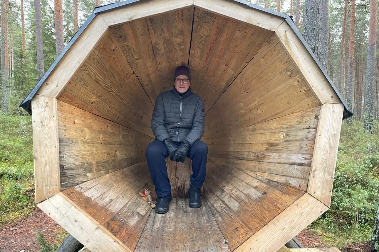 Salolle on tärkeää, että luonto tarjoaa kaupunkilaisille erilaisia elämyksiä ja koettavaa. Kuvassa hän esittelee Terveysmetsään rakentunutta Katrin Tiittasen suunnittelemaa Metsämegafonia, jonka sisälle voi mennä kuuntelemaan luonnon ääniä tai vaihtoehtoisesti luoda itse ääntä sen läpi.