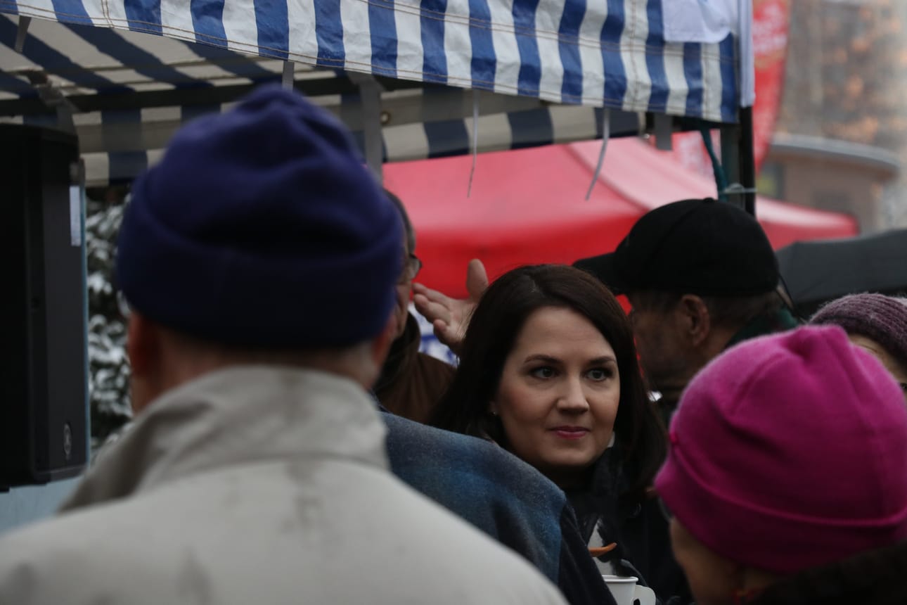 "Yksi koulukiusaamisen muoto on yksinäisyys. Todella moni lapsi ja nuori kokee yksinäisyyttä. Heillä ei ole yhtään kaveria, ja se on erittäin jälkiä jättävää: yksinäisyys on murskaavaa pienelle lapselle ja nuorelle. Tähän toivon työryhmän kiinnittävän huomiota. Siihen liittyy koko yhteisö", opetus- ja kulttuuriministeri Sanni-Grahn-Laasonen evästää asettamaansa työryhmää. Viikonloppuna ministeri vieraili Mikkelin torilla.