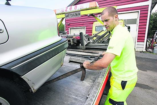 Antti Hartikaiselta käy tielle simahtaneen auton hinaus siinä missä lukon tiirikoiminenkin.