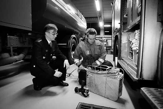 Letku kasaan. Oulun vpk:laisilla on nyt sama palkka kuin muillakin Oulu-Koillismaan vapaaehtoisilla palokuntalaisilla. Oulun vpk:n päällikkö Risto Pietilä seuraa vapaapalokuntalaisen, Patrik Wilbergin letkun viikkausta.