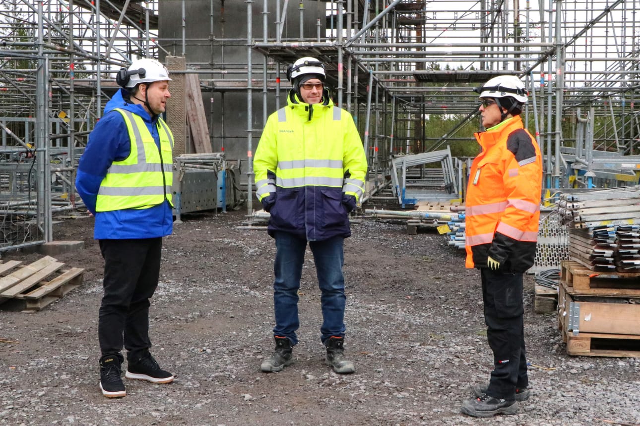 Kauhavan Vesi Oy:n toimitusjohtaja Tomi Saari (vas.) sekä työmaan työnjohtaja Roope Järvenpää ja vastaava työnjohtaja Auvo Ahonen Skanska Infra Oy:stä ovat sitä mieltä, että työt ovat lähteneet hyvin liikkeelle.