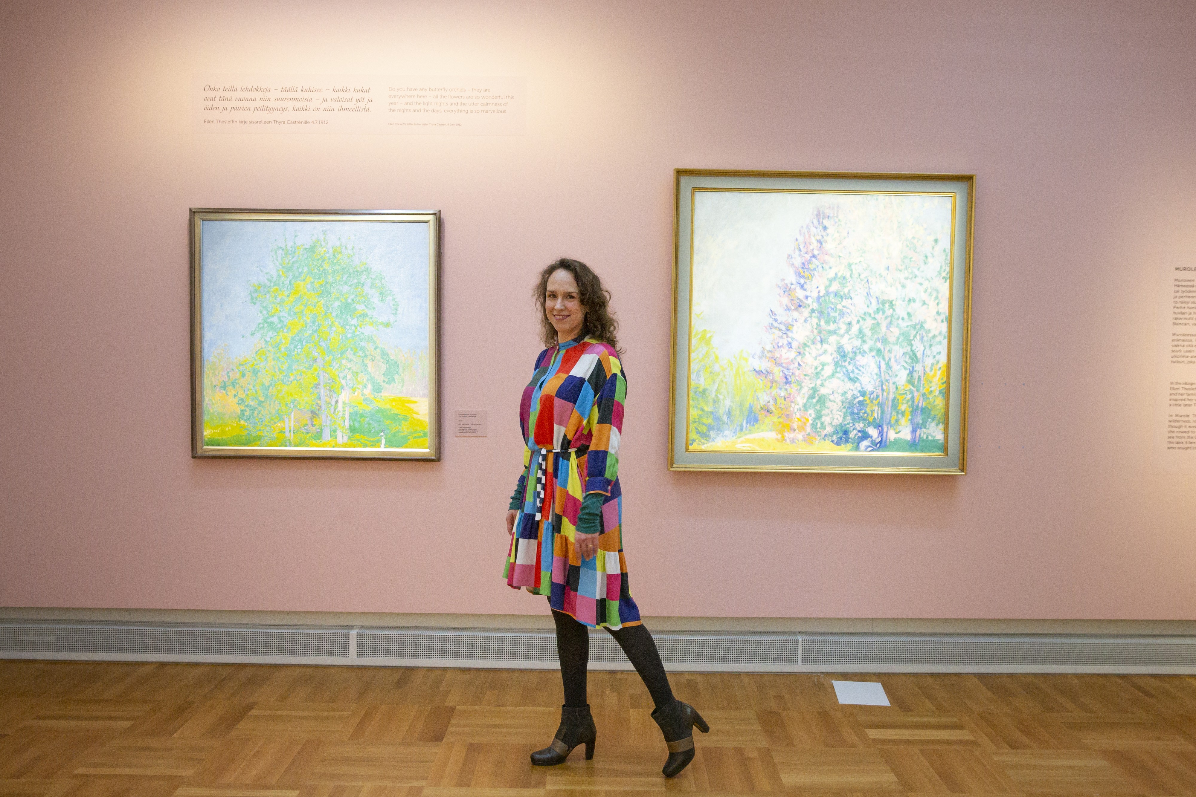 Ellen Thesleffin töitä esittelevä Aurinkosuudelma -näyttely on saanut jatkoaikaa Oulun taidemuseossa. Kuvassa kuraattori Hanna-Reetta Shreck.