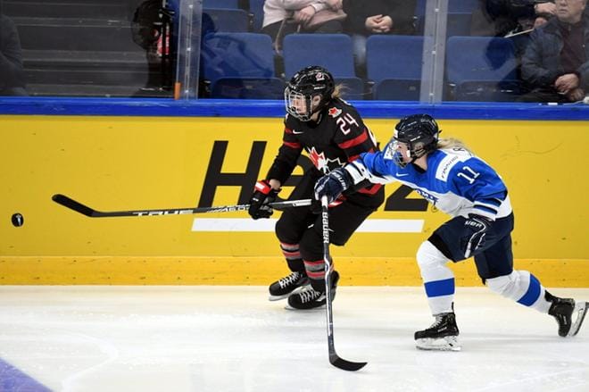 Natalie Spooner karkasi Annina Rajahuhdalta. KUVA: ANTTI AIMO-KOIVISTO / LEHTIKUVA