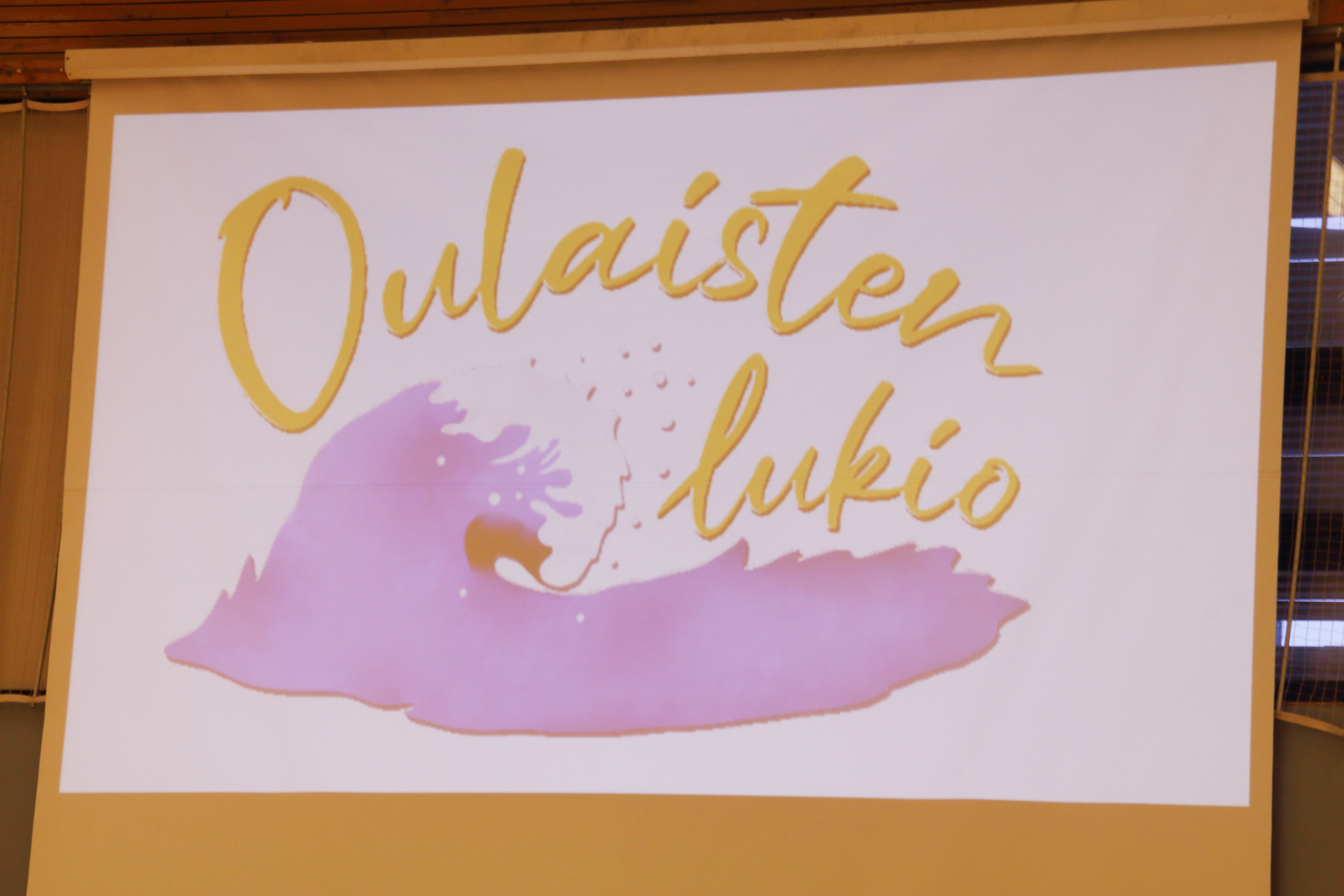 Oulaisten lukion logossa on näkyvillä aalto, joka kuvastaa paitsi paikkakunnan läpi virtaavaa Pyhäjokea, myös sivistyksen aaltoa, ja lukion haastavuutta opiskelijan näkökulmasta.